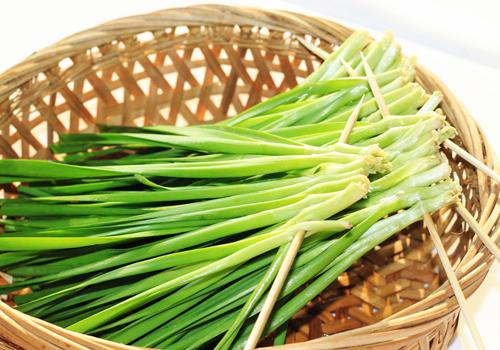 吃韭菜肚子疼怎么回事 吃韭菜肚子胀怎么办