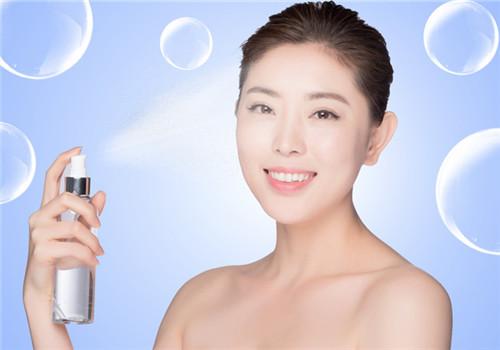 定妆喷雾是保湿水吗 定妆喷雾为什么能定妆