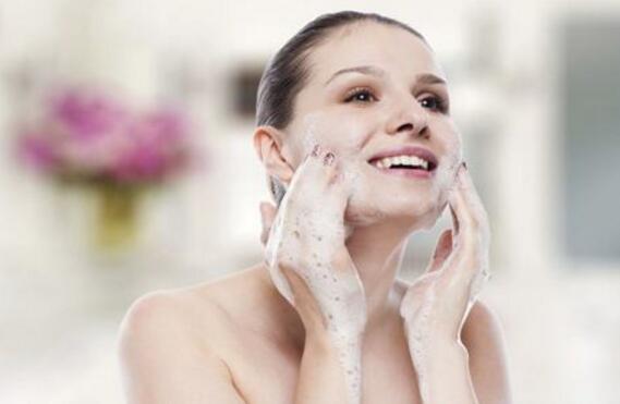 洗脸的正确方法 遵循这五步才能洗出水当当的好脸色！