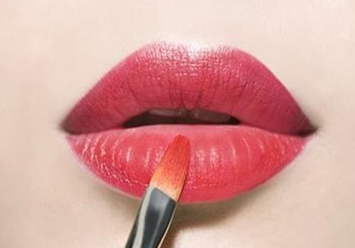 涂了口红嘴唇干 涂口红嘴唇干要怎么办