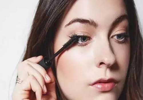 只涂睫毛膏不画眼线 只涂睫毛膏怕不自然？这样画就好啦！