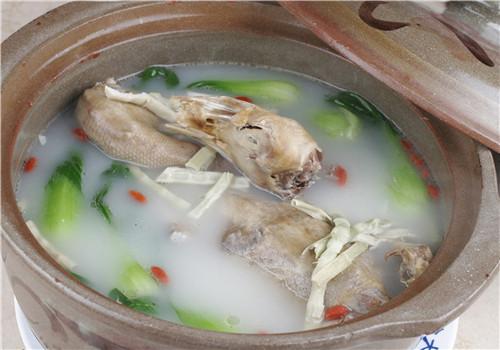 鱼头汤里面可以放青菜吗 鱼头怎么做好吃