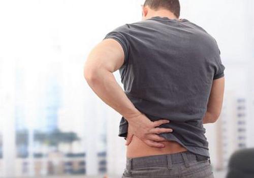 男性腰痛是什么原因 这个必须要重视