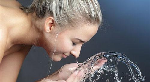 用淘米水洗脸后还要用清水冲洗 淘米水洗脸的正确方法