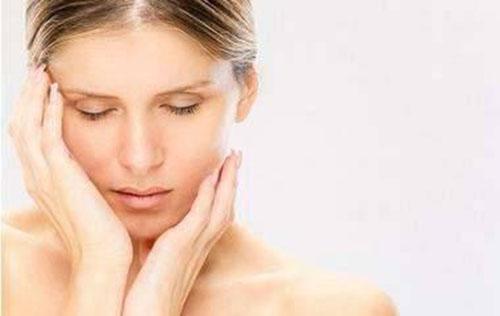 皮肤干燥起皮怎么办 春季护肤补水小技巧