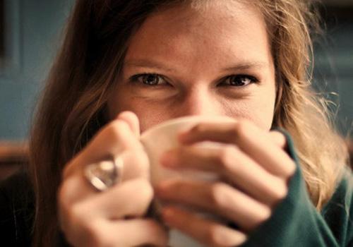 熬夜出现眼袋了怎么办 去眼袋最有效的方法