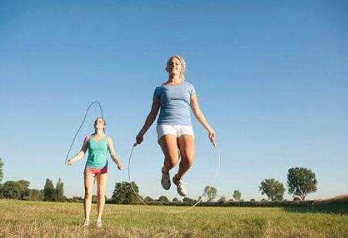 每天跳绳1000个一个月能瘦多少斤 每天跳绳1000个一个月能瘦多少斤,,坚持过来的说说啊