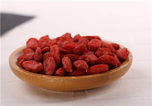 风寒感冒能吃枸杞吗（伤风感冒可以吃枸杞吗）