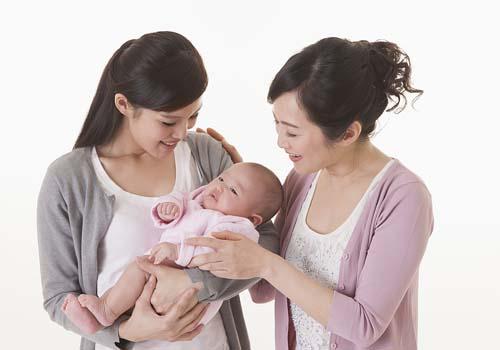 刚出生的宝宝一天吃几次奶（刚出生的宝宝一天吃几次奶粉正常）