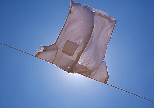 衣服到底要不要反过来晒（衣服要正着晒还是反着晒）