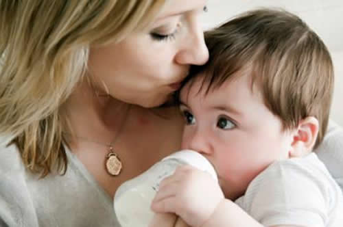 婴儿呕吐是什么原因（婴幼儿呕吐是什么原因）