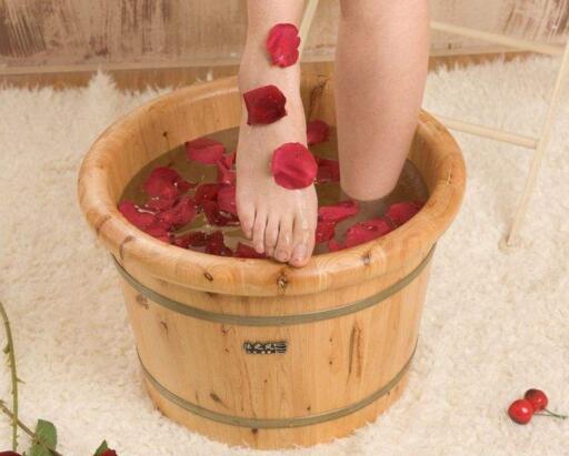 爬山后能用热水泡脚吗（爬山后腿疼可以用热水泡脚吗）