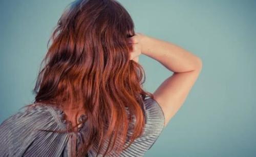 头发出油多是什么原因 头发出油多是什么原因引起的