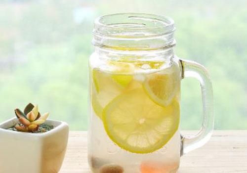 蜂蜜柠檬水会回奶吗（喝柠檬蜂蜜水会回奶吗）