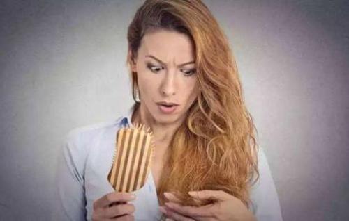 女性掉发严重是什么原因（女生头发掉的严重是什么原因）