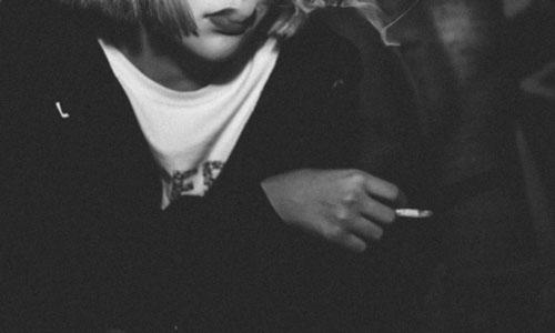 开空调抽烟对小孩发育影响 开空调抽烟对空调的影响