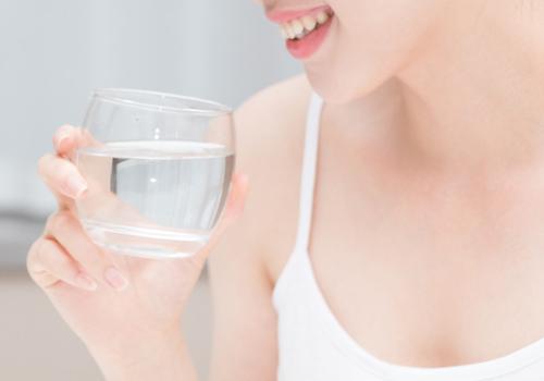 夏天喝冷水好还是热水好（夏天喝冷水好还是热水好从化学的角度）