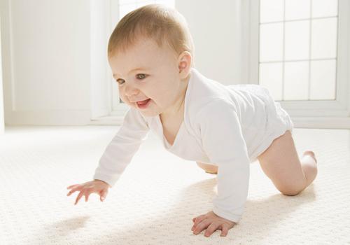 新生儿肚脐里面白白的是什么 新生儿肚脐里面白白的是什么图片