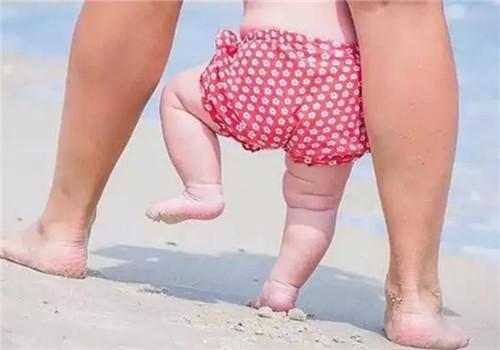 宝宝光脚走路有哪些好处 宝宝光脚走路有什么好处