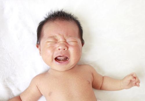 新生儿脐带一个月还没脱落怎么办 新生儿脐带一个月还没有脱落怎么办