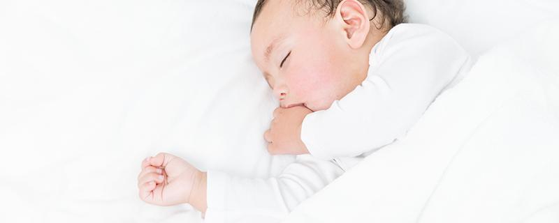 新生儿晚上多久喂一次（新生儿晚上多久喂一次奶粉合适）