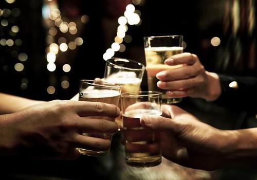男人夏季喝酒要注意什么 和男生喝酒要注意什么