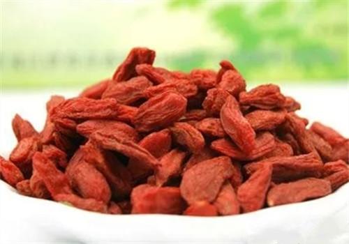 吃枸杞有什么好处（女人长期吃枸杞有什么好处）