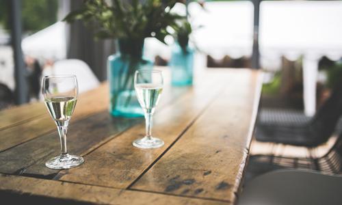 喝酒吐的暗红色严重吗（喝酒吐暗红液体严重吗）