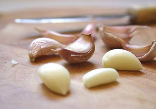 大蒜放枕头下的功效（睡觉把大蒜放枕边的功效）
