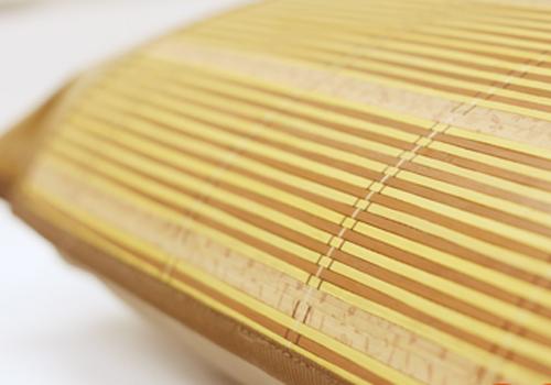 孩子睡了席子后身上又红又痒（宝宝睡席子起就很多红点很痒）