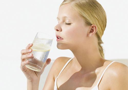 夏天来月经能喝凉水吗（夏天来月经可以喝凉开水吗）