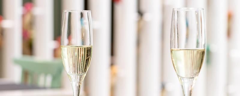 冲凉房可以喷酒精吗（酒精可以喷洒房间吗）