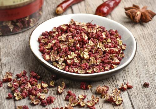 青花椒和红花椒的区别（泡脚青花椒和红花椒的区别）