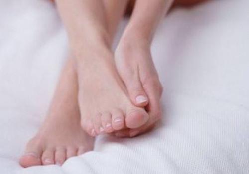 手脚干燥裂口是怎么回事 治疗手脚裂口的小妙方