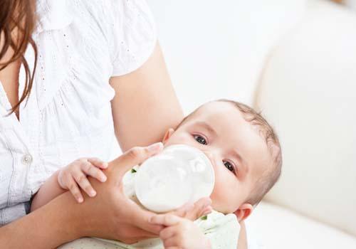 新生儿大小便次数多少正常 新生儿正常的大小便次数