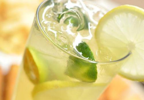 夏季喝什么茶可以美白（夏天喝什么茶可以美白）