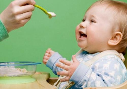 宝宝半岁了应该添加什么辅食（宝宝半岁添加辅食可以吃些什么好）