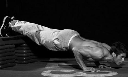 下斜俯卧撑锻炼哪里（下斜俯卧撑锻炼哪里好）