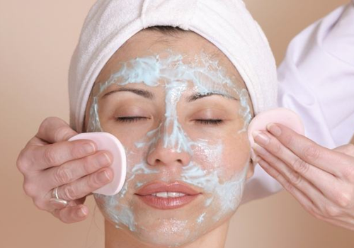 荨麻疹可以敷面膜吗（脸上荨麻疹可以敷面膜吗）