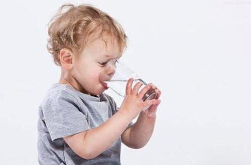 宝宝水喝多了会中毒吗（宝宝喝水多了会水中毒吗）