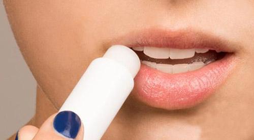 嘴角干裂是什么原因（嘴角开裂是什么原因造成的）