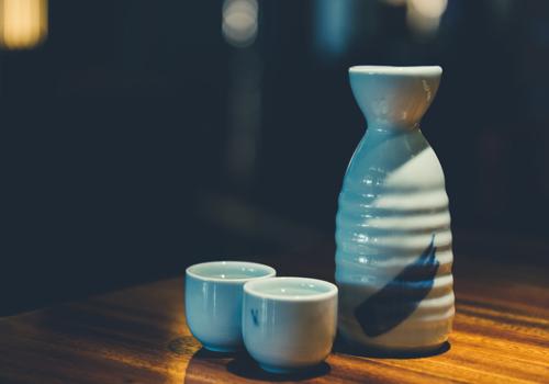 早上空腹喝一点酒好吗（早上空腹喝一杯酒有什么好处）