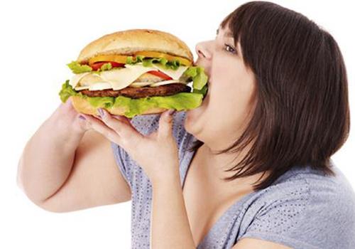 晚餐吃太饱有什么危害（晚上吃饭吃的太饱有什么危害）