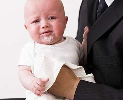 婴儿坠床后呕吐（婴儿坠床后呕吐是怎么回事）