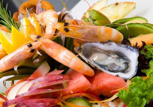 喉咙痛可以吃海鲜吗（感冒喉咙痛可以吃海鲜吗）