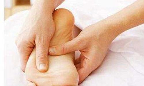 鼻子出血按哪里止血（鼻子出血按摩哪里止血）