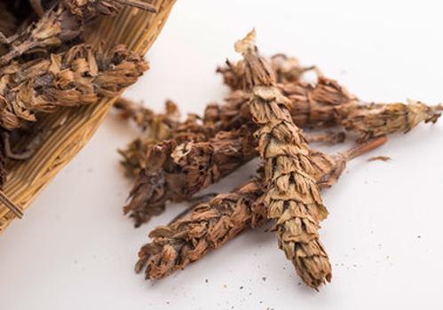 夏枯草泡脚功效与作用 缓解失眠、降压、降火又杀菌!