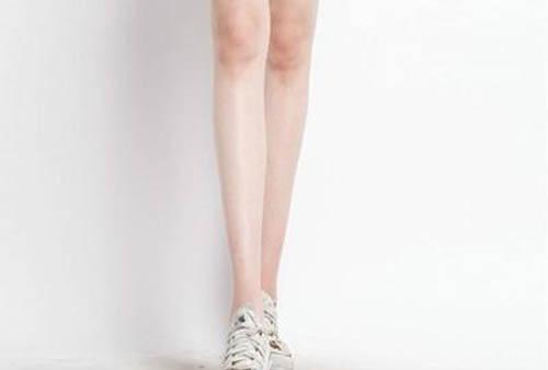 小腿皮肤干燥起白屑（小腿皮肤干燥起白屑抹什么）