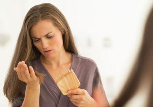 女人更年期脱发的原因（女人更年期脱发正常吗）