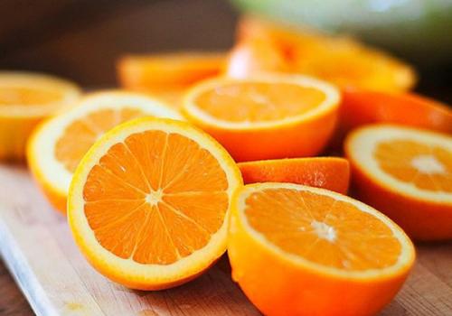 喉咙痛可以吃橙子吗（喉咙痛可以吃橙子吗小孩）